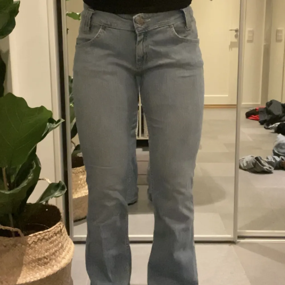 Ljusblå Lågmidjade Lee jeans. Säljer då de inte kommer till användning längre, brukar ha s/m i byxor och de är långa på mig som är 169. Priset är exklusive frakt och kan diskuteras! Skriv om ni har frågor eller önskar fler bilder :)  . Jeans & Byxor.