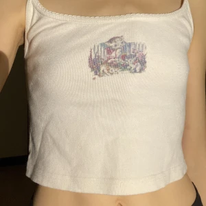 Söt top från brandy Melville  - Oanvänd top från brandy Melville med ett fint tryck på en kattunge🤍 ganska stretchig så Passar ett par storlekar