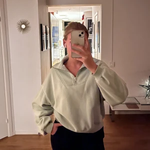 Sweatshirt - Mysig sweatshirt från Gina Tricot i den finaste ljusgröna färgen! Kommer inte till användning då jag har en likadan i en annan färg🤍