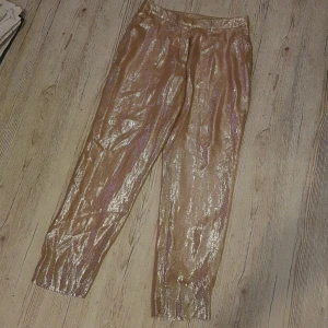 Nyårsbyxor. Glittriga byxor. Nude. - Glittriga byxor. Hm. XS/34. Fint skick!