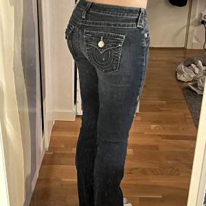 Säljer mina fina fina true religion bootcut jeans i superfint skick på grund av att de har blivit för små :(( skriv gärna om du har frågor 🥰