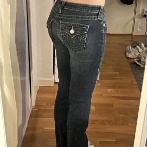 True Religion Bootcut Jeans - Säljer mina fina fina true religion bootcut jeans i superfint skick på grund av att de har blivit för små :(( skriv gärna om du har frågor 🥰