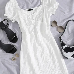 Vit klänning perfekt till Studenten  - Vit klänning från SHEIN  Köpte men var förliten, ej använd Ord pris 140kr Liten i storlek så den är som en S fast de står M