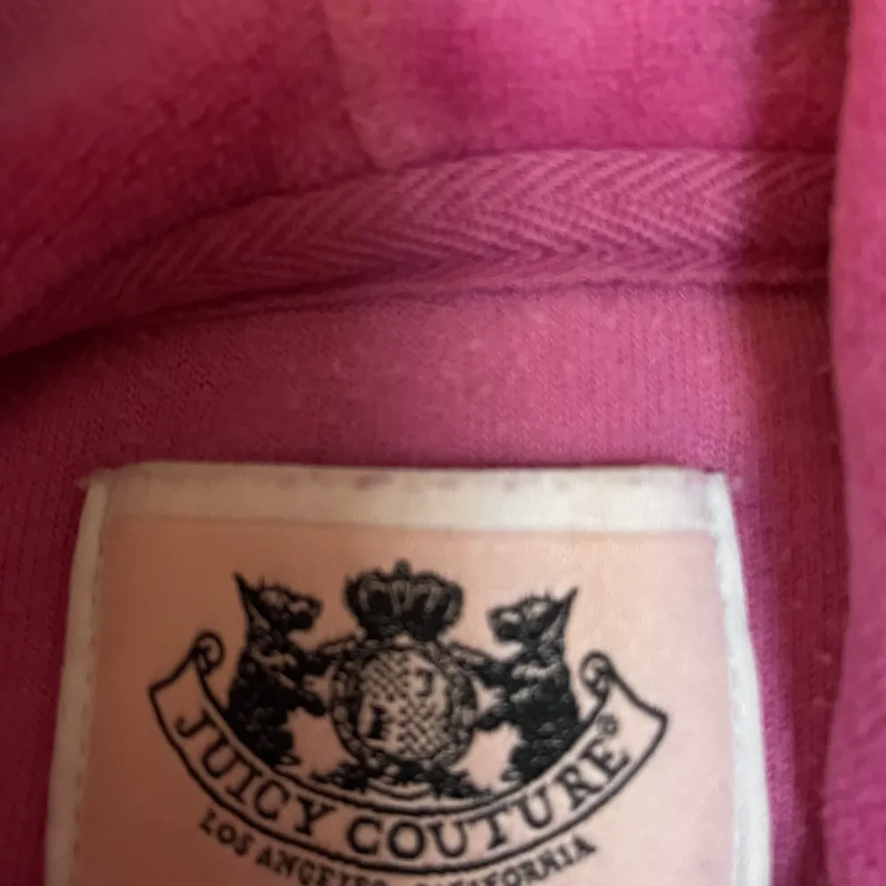 Rosa juicy couture tröja med vitt tryck på ryggen, använd men fortfarande mjuk och skön och i fint skick! Säljer då den inte kommer till användning längre💖. Tröjor & Koftor.