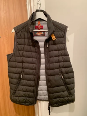 Parajumper Väst - Säljer min Parajumpers väst eftersom jag inte använder den längre, västen är i gott skick men har en trasig sömm på ena innerfickan. Nypris 2500kr+, pris 1300, endast Swish. 