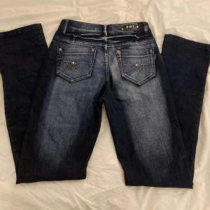 EDI 2000’s jeans i jätte bra skick lågmidjade med hjärt paljetter på bakfickorna st:s 