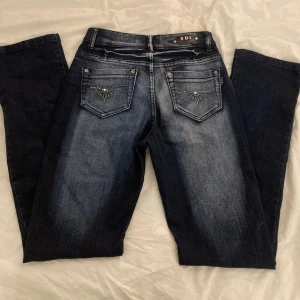 EDI 2000’s jeans - EDI 2000’s jeans i jätte bra skick lågmidjade med hjärt paljetter på bakfickorna st:s 