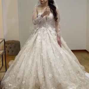 Brudklänning  - Brudklänning