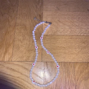 Halsband  - Jättegulligt hjärthalsband med vita pärlor💕