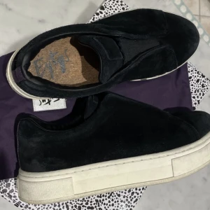 Eytys  - Säljer dessa Eytys i storlek 41 då de är för stora för mig och kommer därför inte till användning. Köpte de på NK i Göteborg och de är i väldigt bra skick. Kan mötas upp i Stockholm. Köpte för 2000 och säljer för 1000. Skriv vid intresse! 