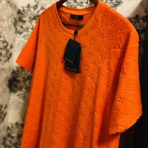 Louis Vuitton t-shirt limited edition  - En limited edition T-shirt från Louis Vuitton. Den är varm och har skönt material. 