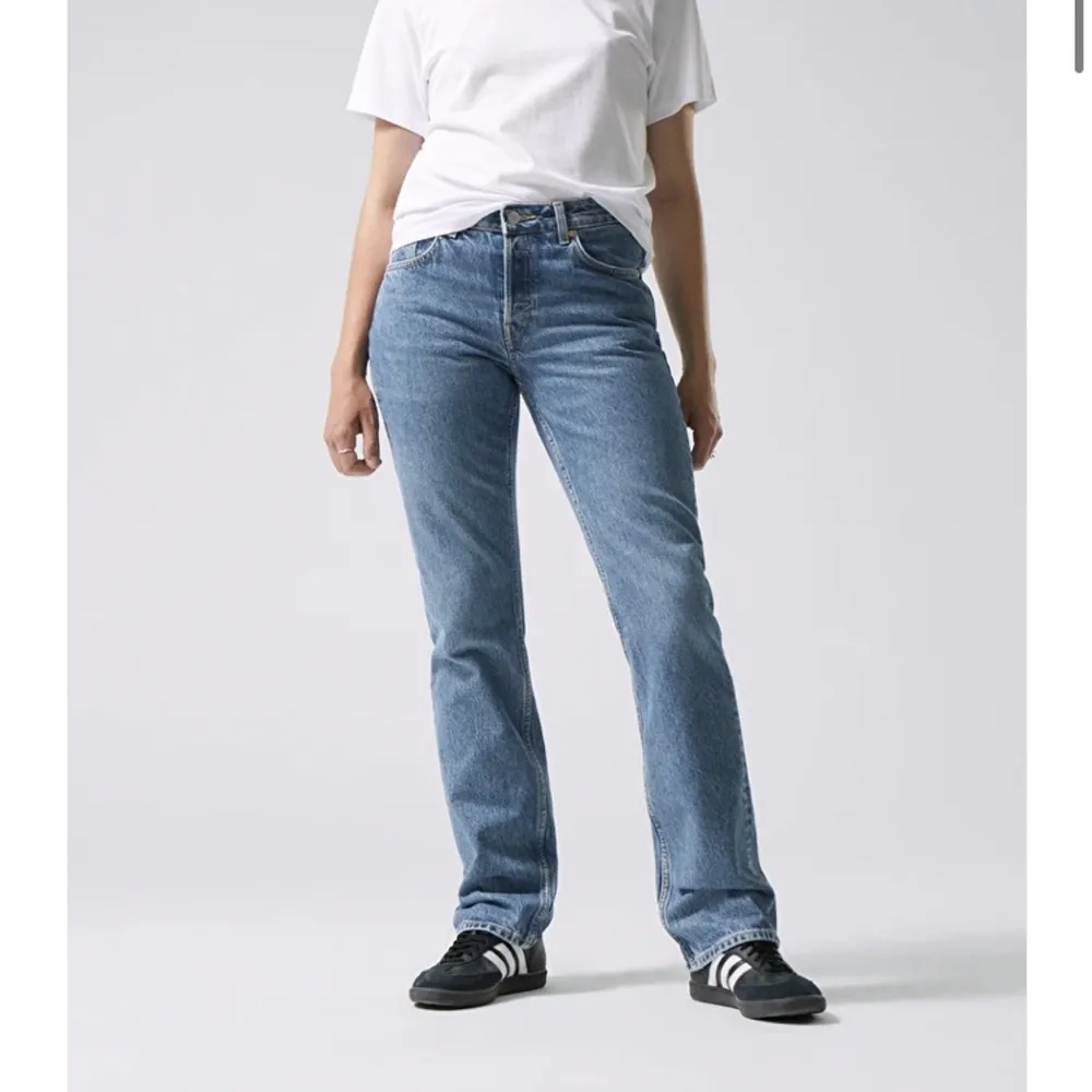 Säljer dessa supersnygga jeans från weekday, ”pin mid straight jeans” i färgen harper. Använda endast två gånger, säljer då de är för stora för mig🥲 Frakten kan bli mer än vad som står, skriv till mig om du är intresserad så kollar jag upp exakta priset!. Jeans & Byxor.