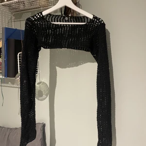 Svart bolero strl XL - Köpt på Urban outfitters men aldrig använd. Storlek xl men passar mig som är s/m.