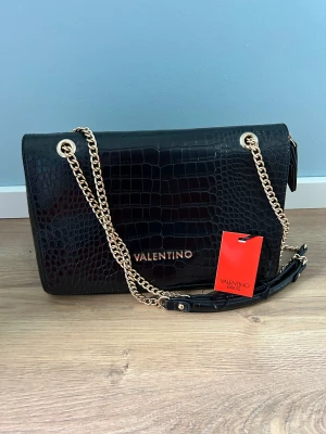 Mario Valentino väska - Mario Valentino väska knappt använd, i toppskick. Dustbag kommer med.  Mått: Höjd 22cm Längd 28cm Vidd 8cm