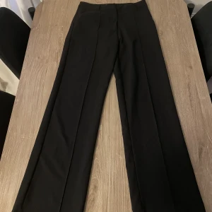 Kostymbyxor  - Kostymbyxor från madlay. Frakten ingår inte. 