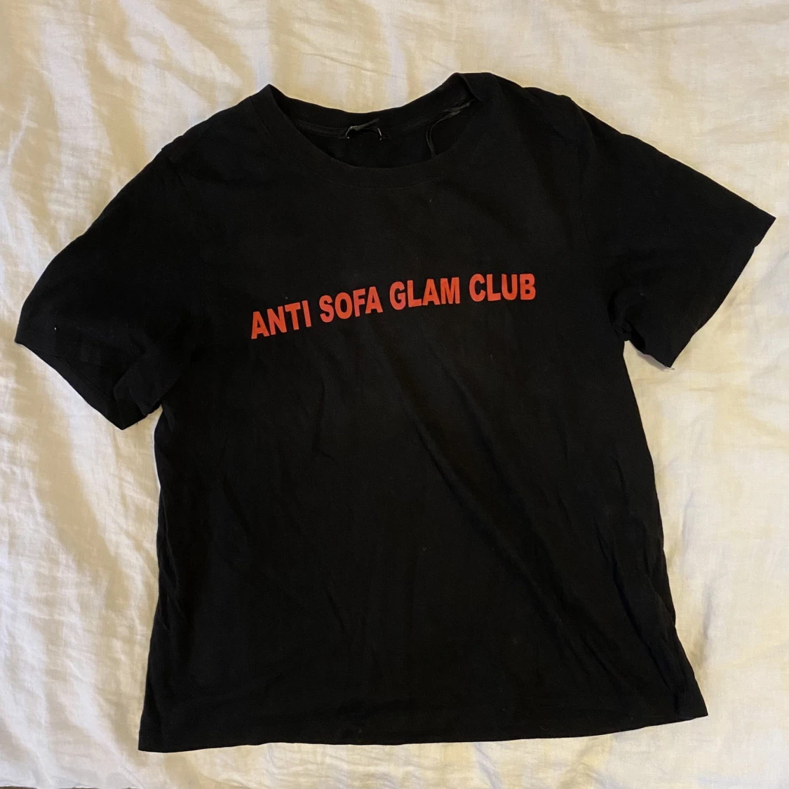 Svart tshirt med röd text