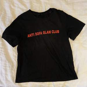 Lätt stylead tshirt med röd text på. Xs, som S. Obs, spegeln är smutsig och inte plagget.