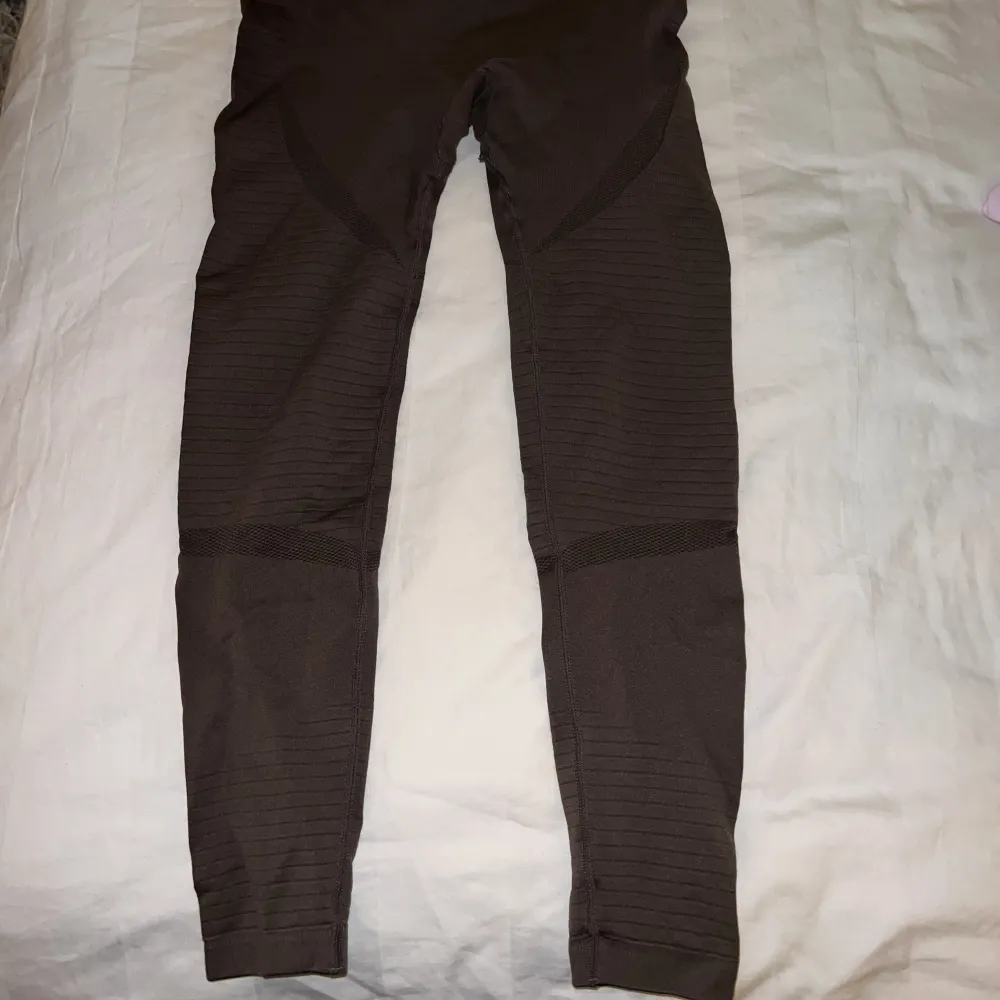 Mörkbruna tränings thights. Jätte skönt och stretchigt material. Använd två gånger.. Jeans & Byxor.