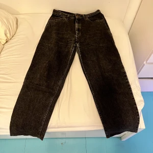 Svarta Baggy Lee-Jeans - Svarta baggy Jeans med bra passform. Knappt använda och i gott skick, lite thredding längst ner annars inget märkbart