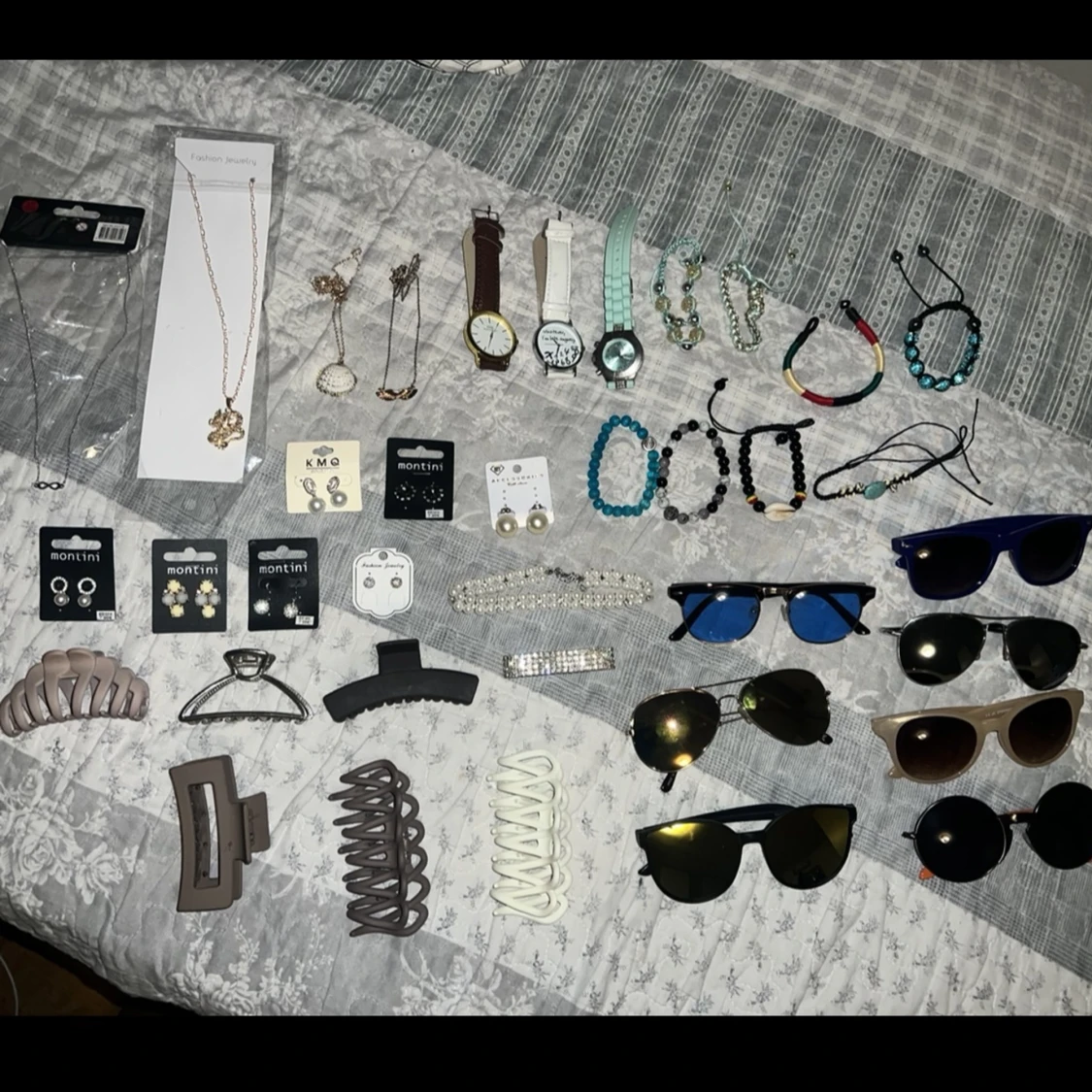 Örhänge, solglasögon, smycken, halsband, klocka, klämmor, armband