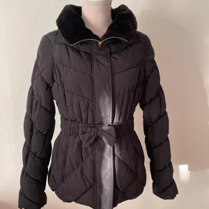 Mademoiselle jacka  - Jättesnygg Svart jacka från märket mademoiselle för 400kr, storlek S, oanvänd ❤️