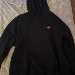 Nike hoodie  - Stor storlek så sitter oversized på mig som är en M  I användt skick