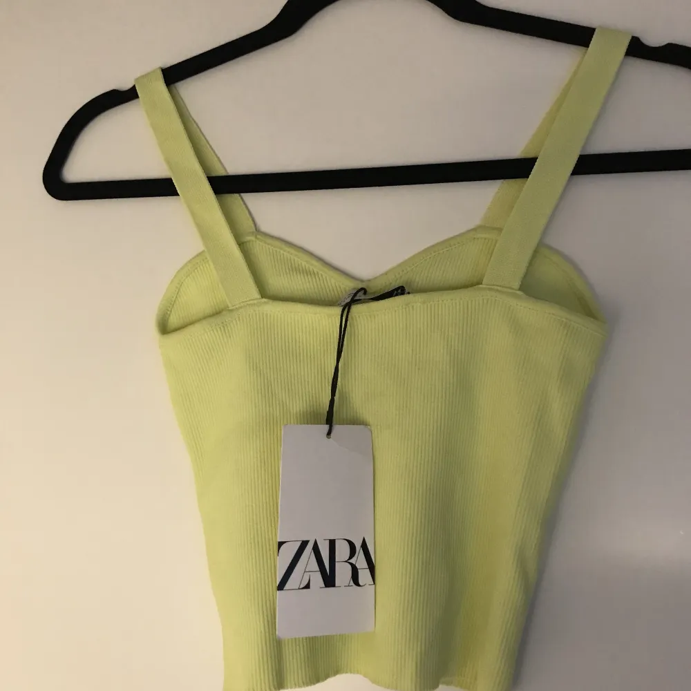 Jätte fint neon gul/grönt linne från Zara. Aldrig använt. Storlek S men kan passa xs väldigt stretchigt material. Toppar.
