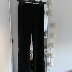 Mysbyxor - Sparta bootcut mysbyxor🖤🤍🖤