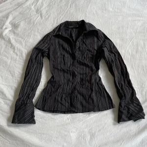 Skjorta - svart vit/röd randig skjorta💋 stretchiga material så formar så fint med kroppen 