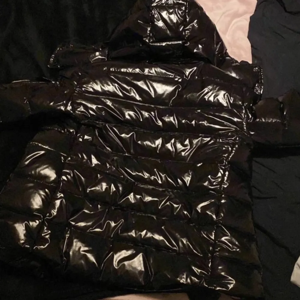 Moncler jacka som jag säljer för den ej passar. Passar till båda tjej och kille, skönt matrial.. Jackor.