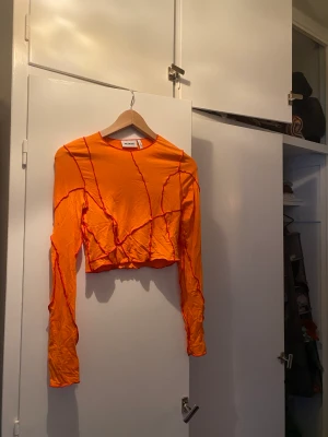 Orange tröja weekday - Helt ny men säljer på grund av flytt 
