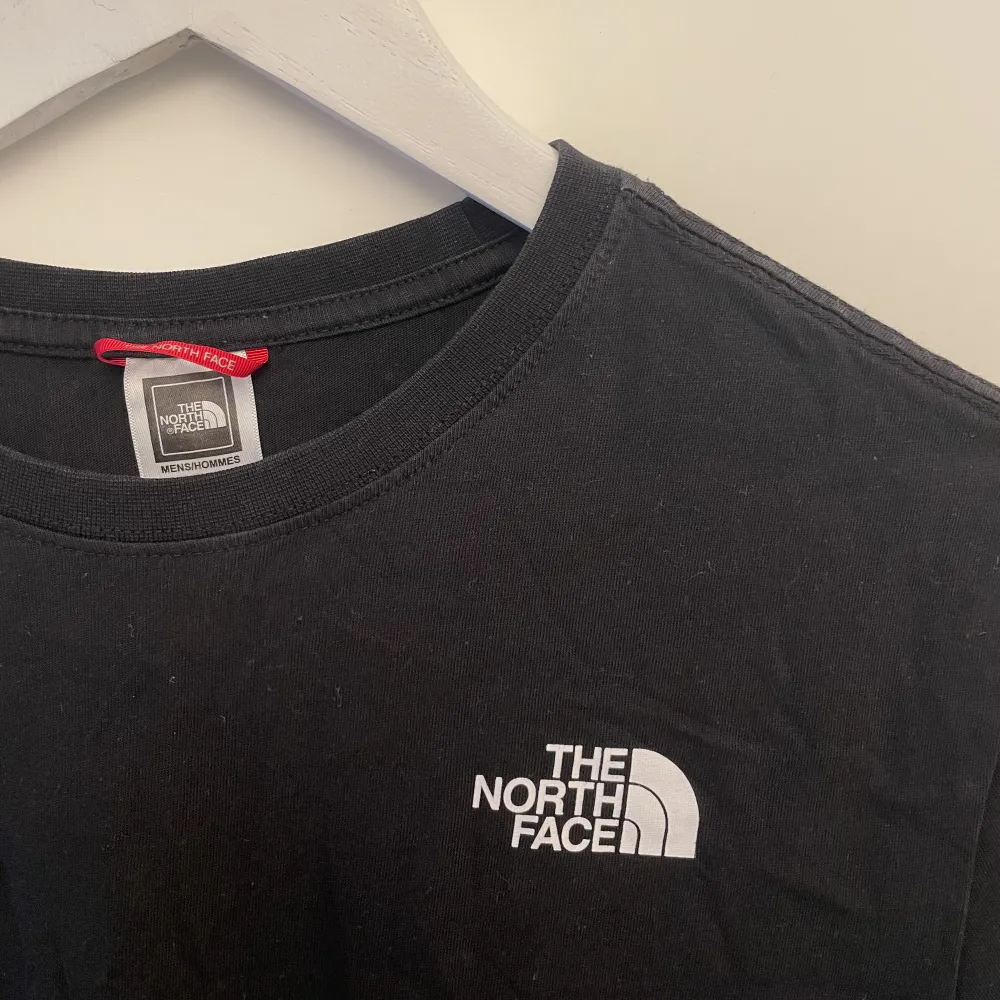 En T-shirt från The North Face med tryck på ryggen och brösten 🖤. T-shirts.