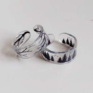 Säljer två handgjorda ringar med trädmotiv. Vill du köpa endast en går det självklart också bra :)