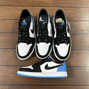 Jordan 1 Low UNC OG - Snygga Jordan 1 Lows i storlekar 37,5 42 42,5!  Använd gärna köp nu! De är bara att skriva om du undrar över något🙏   Skorna kommer med box o extra laces😁