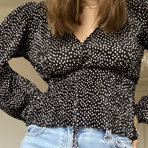 Topp - Snygg topp, sparsamt använd🌟