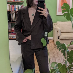 90-tals kostym - Oanvänd kostym i ullblandning (65% virgin wool). Lapp finns kvar på plagget. Välsydd och mycket fin kvalitet. Säljer p.g.a. fel storlek för mig.   Perfekt till nyår!  Byxor: strl. 40 Kavaj: strl. 42