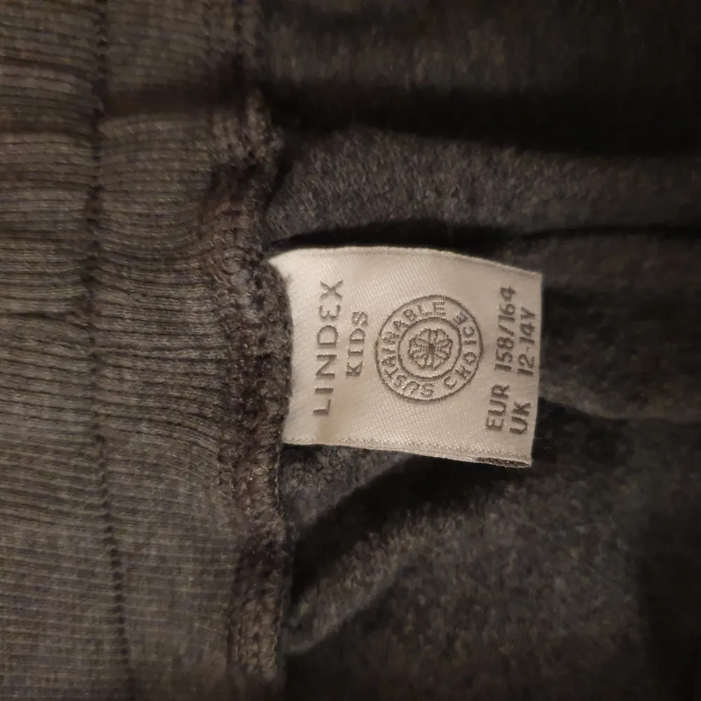 Gråa mjukisbyxor som jag inte använt på jättelänge. Köparen står för frakten. Skriv om du undrar något 💕. Jeans & Byxor.