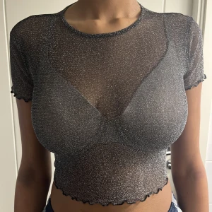 Glittrig topp - Glittrig svart topp Strl:xs-m Pris: 15kr 