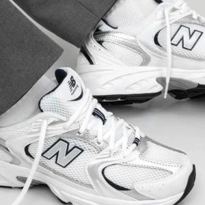 New balansen  - Säljer minna vita äkta New balance i storlek 38.5❤️❤️nästan helt oanvända 