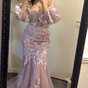 Långklänning - Intressekoll. Bal - fest - långklänning. Ärmarna kan tas bort. Jätte vacker klänning som framhäver din figur. Långt släp. Lila. 