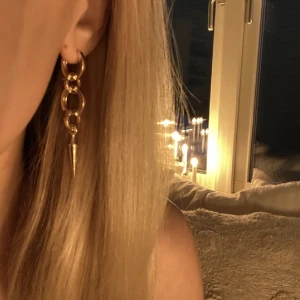 !Liknande! Maria nilsdotter örhänge - Säljer detta fina örhänge som ser väldigt mycket ut som det från Maria Nilsdotter, hör av er om ni är intresserade eller har fler frågor💗 !det är inte från Maria Nilsdotter utan endast liknande!