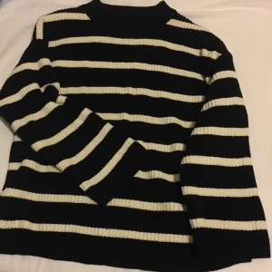 Randig stickad tröja! - mysig randig stickad tröja från HM, storlek xs men baggy. Knappt använd så gott som ny och inga tecken av användning 