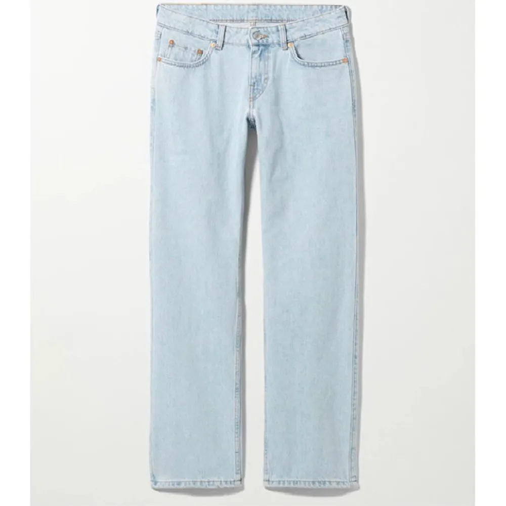 Säljer mina vackra weekday jeans som tyvär inte passar längre, de är i storlek 25/32 och de är slutsålda, för mer bilder eller frågor skriv görna privat, har knappt andvänt det😊. Jeans & Byxor.