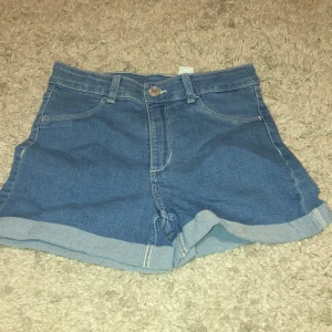 Shorts  - Jag säljer dessa blåa shorts om ni är intresserade kan ni kontakta mig 