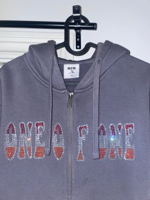 ONE OF ONE - BUTTERFLY ZIP HOODIE - Säljer min one of one hoodie i storlek L. Säljer då den inte passar mig längre 