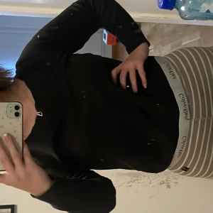 Calvin Klein mjukiströja   - En mjukiströja från ett mjukissett från Calvin Klein i svart. Storlek Medium. Det finns en liten fläck på magen. 