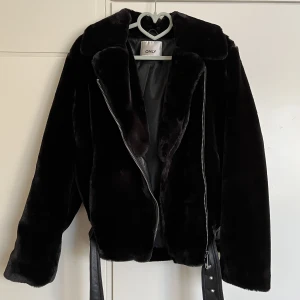 Svart Aviator Jacka - Jacka som inte kommer till användning längre, användes endast en höst/vinter. Bra skick⭐️