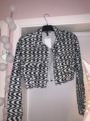 Jeans jacka  - Mönstrig jeans jacka från h&m 🖤🤍 storlek 34, aldrig använt. Köpt för 100 kr 
