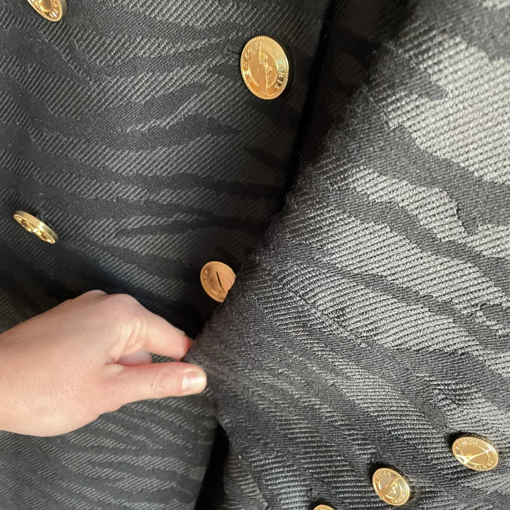 Kenzo x H&M kappa i ullmix strl 42 Längd 117cm Bystmått 121cm. Takit.