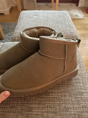 Helt nya uggs  - Ett par helt nya fake uggs som inte är använda. Säljer för att dom var för små och frakten var så dyr för att returnera. Det är storlek 39 men skulle säga att den är liten i storleken så passar mer en 38a☺️